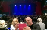 Un homme prend un selfie le 12 novembre 2016 dans la salle de concert du Bataclan qui rouvrait ses portes, un an après l'attaque qui avait fait 90 morts pendant le concert des Eagles of Death Metal le 13 novembre 2015