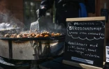 Préparation d'un plat au café Hitom à Hägersten, au sud de Stockholm, lors d'une initiative visant à sensibiliser aux repas qui peuvent être préparés dans des conditions d'état d'urgence, le 23 septembre 2025 en Suède