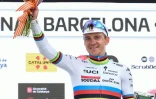 Vainqueur de l'étape et deuxième au classement général, le Belge Remco Evenepoel de l'équipe Quick Step, sur le podium après la 7e et dernière étape du tour de Catalogne 2023, à Barcelone, le 26 mars 2023