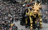 Le cheval-dragon Long-Ma, créé par François de la Rozière et sa compagnie "La Machine", dans les rues de Toulouse, le 16 avril 2022