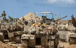 Des chars et soldats israéliens dans le sud d'Israël, à la frontière avec la bande de Gaza, le 11 octobre 2025  