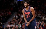 Joel Embiid, des Philadelphia 76ers, se tient le pouce pendant le troisième match du premier tour des play-offs de la Conférence Est contre les Toronto Raptors à la Scotiabank Arena, le 20 avril 2022, à Toronto (Canada)