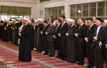 Le président syrien Bachar al-Assad (5e d) participe à la prière du matin lors de la fête de l'Aïd al-Adha, dans une mosquée de Damas, le 24 septembre 2015