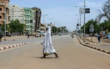 Une femme traverse une route à Niamey, au Niger, le 8 août 2023