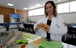 La chercheuse mexicaine Sandra Pascoe travaille sur un nouveau matériau à base de jus extrait du nopal, dans le laboratoire de l'universié del Valle de Atemajac, le 31 juillet 2019 à Zapopan, au Mexique