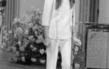 La chanteuse française Françoise Hardy chante au festival de la chanson de San Remo en février 1966