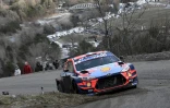 Sébastien Loeb au volant de sa Hyundai i20 sur les routes du rallye de Monte-Carlo à Saint-Clément-sur-Durance, le 24 janvier 2020
