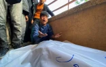 Un enfant pleure près des corps de proches tués près d'un centre d'aide humanitaire, à l'hôpital Nasser, dans le sud de la bande de Gaza, le 3 juin 2025