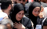 Une femme pleure aux funérailles de Khaïri Chahine et Hamza Maqboul, tués par les forces israéliennes lors d'un raid militaire, à Naplouse, en Cisjordanie occupée, le 7 juillet 2023