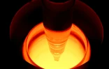 Fibre optique de verre en cours de fabrication dans l'usine de Sterlite Technologies Limited (STL), à Chhatrapati Sambhaji Nagar, dans l'Etat de Maharashtra, en Inde, le 9 juillet 2026