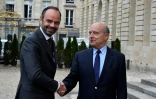 Le Premier ministre Edouard Philippe (G) serre la main de l'ancien Premier ministre Alain Juppé, à Bordeaux, le 20 octobre 2017