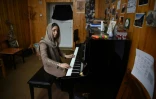 La cheffe d'orchestre afghane Negina Khpalwak au piano, le 19 février 2019 à Kaboul