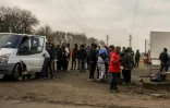 Des migrants font la queue pour une distribution de nourriture assurée par des associations, le 12 janvier 2018 à Calais