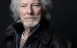 Le chanteur Hugues Aufray, 96 ans, pose chez lui à Marly-le-Roi, dans les Yvelines, le 14 octobre 2025