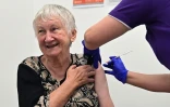 Jane Malysiak, 84 ans, première personne en Australie à recevoir une dose du vaccin contre le Covid-19, le 21 février 2021 à Sydney