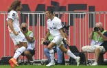 La joie de l'attaquant chilien de Marseille Alexis Sanchez (à droite) après son but contre Nice, félicité par Mattéo Guendouzi, le 28 août 2022 à l'Allianz Riviera 