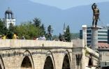 Une statue de Philippe II de Macédoine, père d'Alexandre le Grand, surplombe un pont à Skopje, le 23 juillet 2012