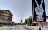 Un panneau sur lequel est écrit en arabe "Civil et Pacifique" dans une rue déserte de Khartoum au Soudan, le 6 juin 2019