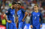 Andre-Pierre Gignac,  Anthony Martial et Antoine Griezmann  après la défaite de la France en finale de l'Euro-2016 le 10 juillet 2016 au Stade de France à Saint-Denis