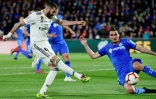 L'attaquant du Real Karim Benzema (g) contré par le défenseur de Getafe Ignasi Miquel, le 25 avril 2019 à Getafe