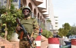 Un soldat malien devant l'entrée de l'hôtel Radisson Blu à Bamako le 22 novembre 2015, deux jours après une attaque terroriste