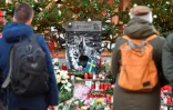 Des fleurs, des messages et des bougies en mémoire aux victimes de l'attaque meurtrière en 2016 du marché de Noël de Breitscheidplatz, le 18 décembre 2017 à Berlin