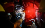 Une jeune femme qui a reçu des gaz lacrymogènes est prise en charge par des secouristes volontaires lors des manifestations pro-démocratie, le 3 août 2019 à Hong Kong