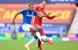 L'attaquant d'Everton, Dominic Calvert-Lewin, aux prises avec le défenseur néerlandais de Liverpool, Virgil van Dijk, lors de leur match de Premier League, le 17 octobre 2020 au Godison Park à Liverpool