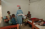 Une soignante et des patientes atteintes du mpox  au centre de traitement dédié de l'hôpital de Nyiragongo, en RDC, le 17 août 2024