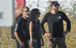 Lamya Essemlali (C), responsable de l'ONG de défense des océans Sea Shepherd pour la France, le 6 août 2022 à l'écluse Notre-Dame-de-la-Garenne (Eure)
