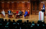 Emmanuel Macron (d) lors de son discours devant les recteurs d'académie, à la Sorbonne, le 25 août 2022