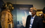 Un visiteur observe, le 2 octobre 2021, l'équipement de plongée de la Royal Navy britannique, exposé au phare Mehmetcik, dans le détroit des Dardanelles