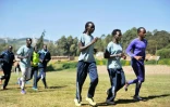 Des réfugiés sud-soudanais du camp de réfugiés de Kakuma s'entraînent le 16 mars 2016 dans les collines de Ngong à Nairobi