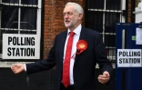 Le leader des travaillistes  Jeremy Corbyn sort de son bureau de vote  au nord de Londres le 8 juin 2017