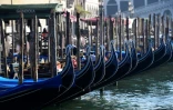 Des gondoles sur le Grand Canal à Venise, le 8 avril 2017