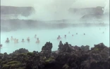 Plusieurs dizaines d'Islandais se baignent le 24 septembre 1999, dans le Lagon Bleu, situé à quelques kilomètres de l'aéroport de Reykjavik, dans l'eau à 28 degrés qui sort naturellement du sol volcanique de l'île.