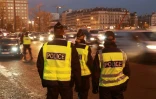 Des policiers contrôlent des véhicules le 6 décembre 2016 à Paris dans le cadre de la circulation alternée