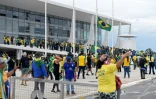 Des partisans de Jair Bolsonaro envahissent le palais présidentiel de Planalto à Brasilia, le 8 janvier 2023