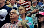 Des supporters du candidat républicain Donald Trump récitent "le serment d'allégeance au drapeau américain" à Colorado Springs, le 29 juillet 2016