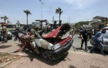 Des secouristes sur le site d'une frappe de drone israélienne qui a visé une voiture à l'entrée de Saïda, dans le sud du Liban, le 13 mai 2026