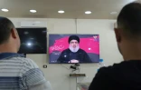 Des Libanais regardent le discours télévisé du leader du Hezbollah, le 30 août 2020 à Beyrouth