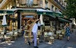 Installation des tables et chaises de la terrasse du café "Les deux Magots" à Paris le 1er juin 2020