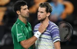 Le Serbe Dominique Thiem (g) congratule l'Autrichien Dominic Thiem après l'avoir battu en finale de l'Open d'Australie, le 2 février 2020 à Melbourne