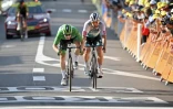 Le Slovaque Peter Sagan (d) au sprint aux côtés de l'Irlandais Sam Bennett lors de la 19e étape du Tour de France, entre Bourg-en-Bresse et Champagnole, le 18 septembre 2020