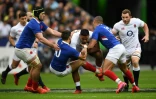 L'ouvreur du XV de France Romain Ntamack (c) et le centre Gaël Fickou plaquent le centre anglais Manu Tuilagi, lors de leur match du Tournoi de Six nations, le 2 février 2020 au Stade de France à Saint-Denis