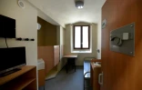 Une cellule rénovée à la prison de la Santé. On a pris trois cellules pour en faire deux", explique Christelle Rotach, passant de 6 à 9 m2, avec sanitaires et douches, plaque électrique et frigo