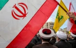 Drapeau iranien brandi devant l'ambassade d'Iran Ă Beyrouth le 26 mars 2026
