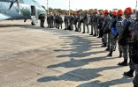 Des pompiers militaires attendent pour embarquer à bord d'un avion à destination de Rondonia (nord du Brésil) pour combattre les incendies, le 24 août 2019 