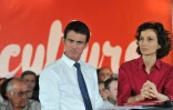 Le Premier ministre Manuel Valls, ici à Clermont-Ferrand le 10 juin 2016 avec la ministre de la Culture Audrey Azoulay, n'exclut "aucune hypothèse" pour conduire les supporteurs au stade malgré les grèves