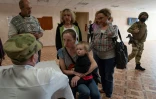 Un médecin militaire russe reçoit des personnes évacuées de Marioupol, le 30 avril 2022 à Berdiansk